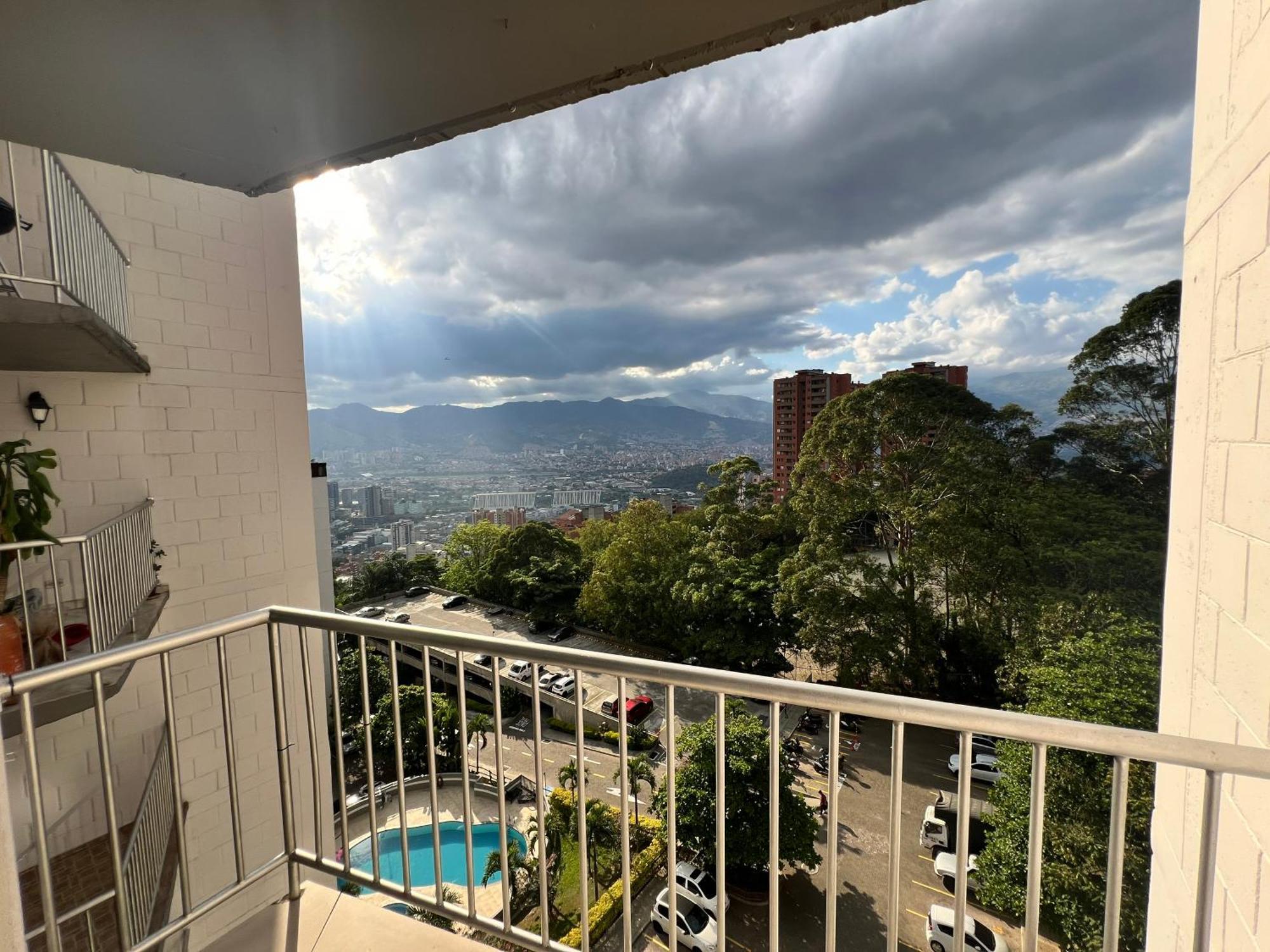 Parque Lleras Poblado Palmas Medellin
