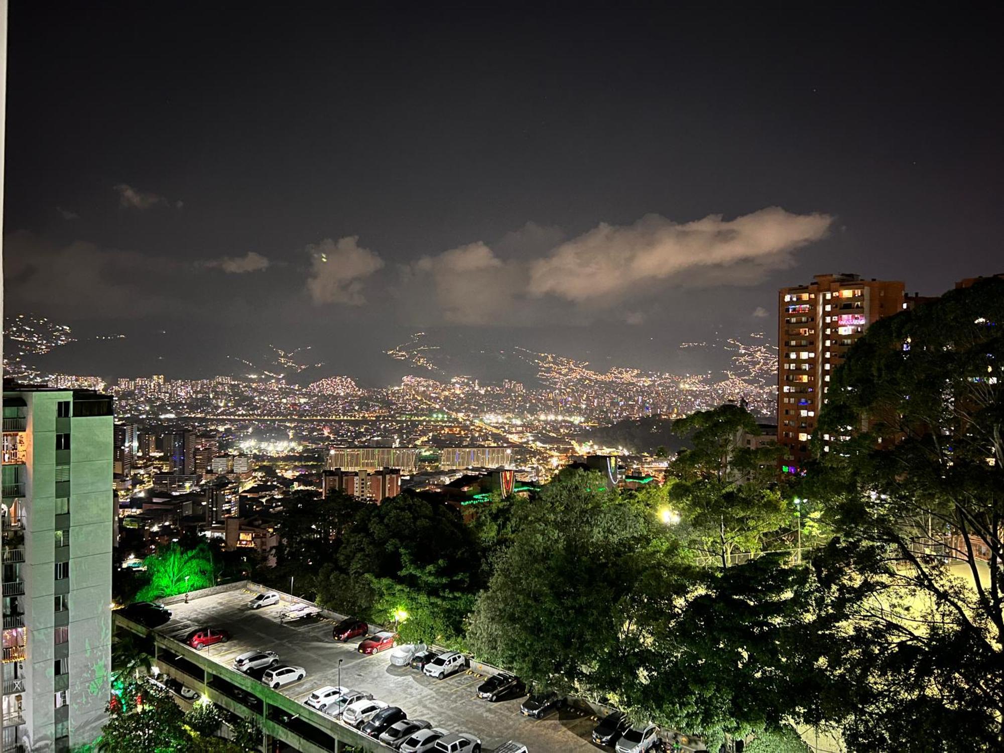 Parque Lleras Poblado Palmas Medellin